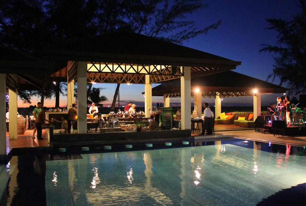 Miri Marriott Resort&Spa Exteriör bild The pool at the resort