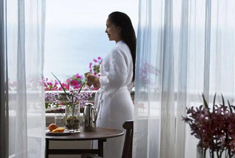 Miri Marriott Resort&Spa Rum bild A woman wearing a bathrobe