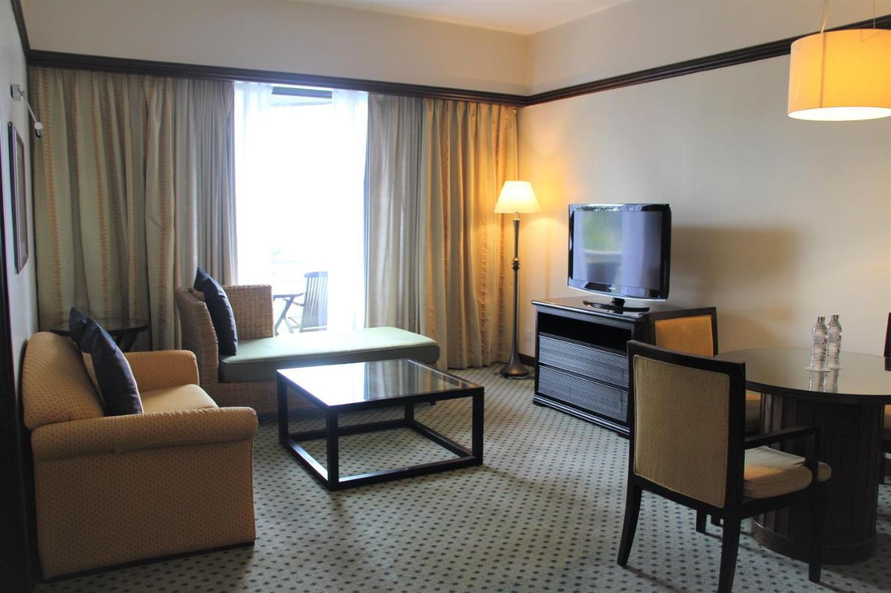 Miri Marriott Resort&Spa Exteriör bild A living room in a suite