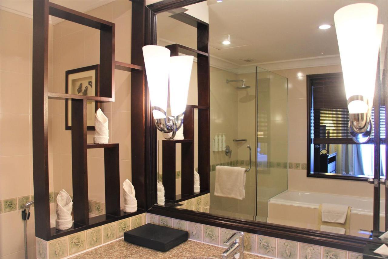 Miri Marriott Resort&Spa Exteriör bild A bathroom in a hotel