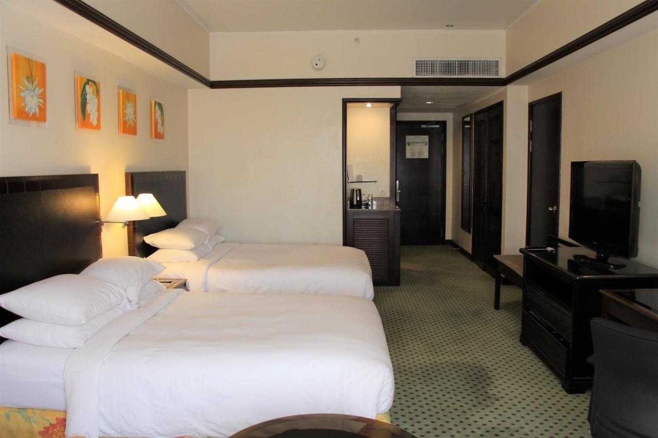 Miri Marriott Resort&Spa Exteriör bild A room at the hotel