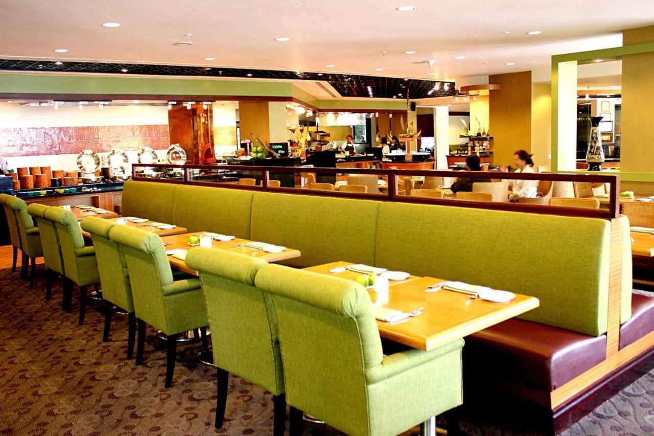 Miri Marriott Resort&Spa Exteriör bild The interior of a typical buffet restaurant