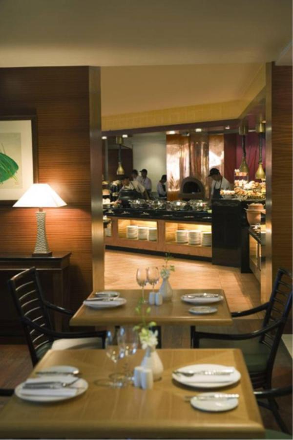 Miri Marriott Resort&Spa Exteriör bild The Club Lounge at KLIA