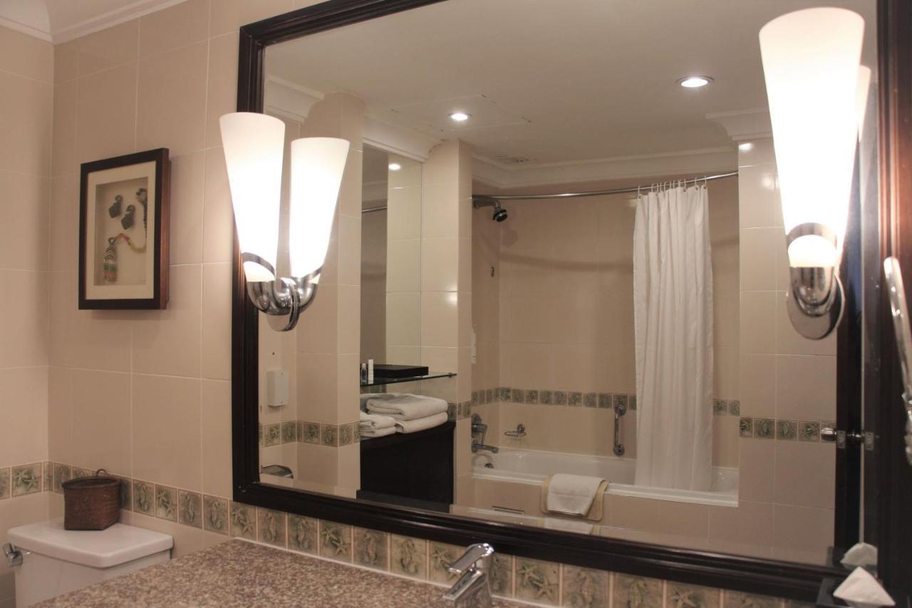 Miri Marriott Resort&Spa Exteriör bild A bathroom mirror