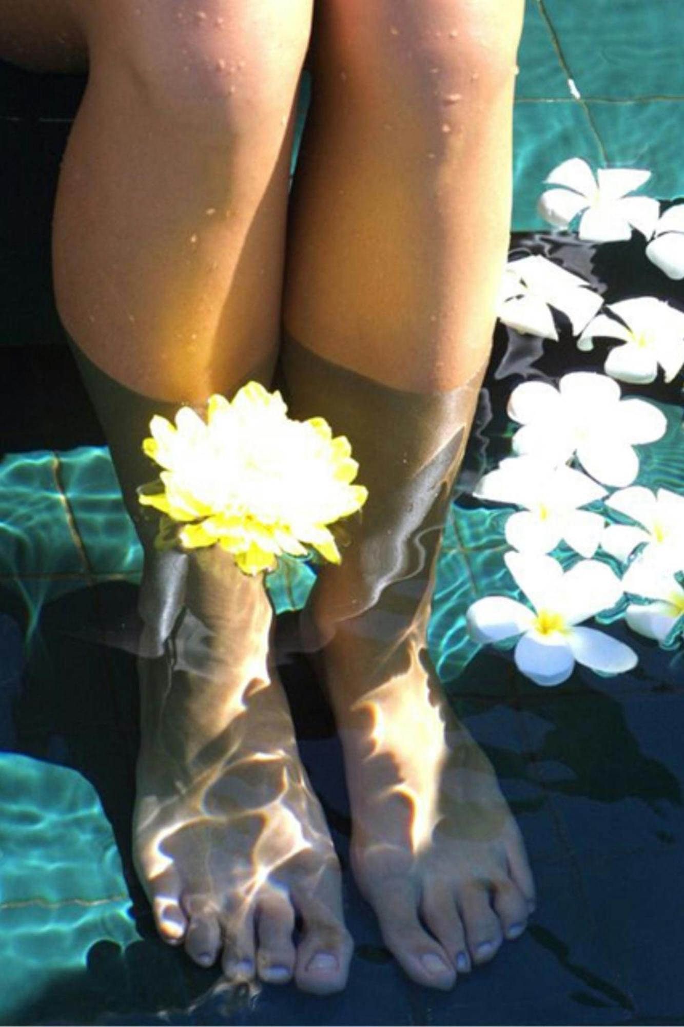 Miri Marriott Resort&Spa Exteriör bild A woman wearing rain boots