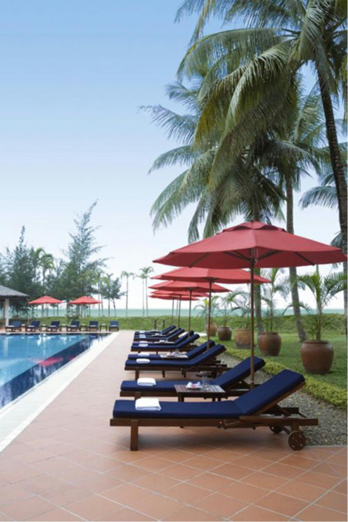 Miri Marriott Resort&Spa Exteriör bild The pool at the resort