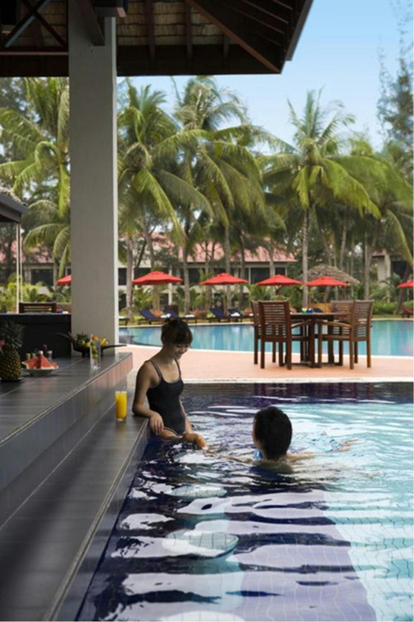 Miri Marriott Resort&Spa Exteriör bild Swimming pool at the hotel